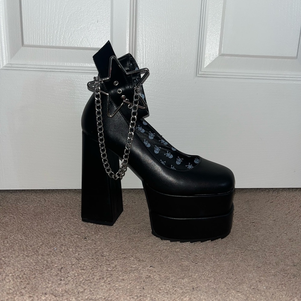 Black Lamoda platform heels with star buckle